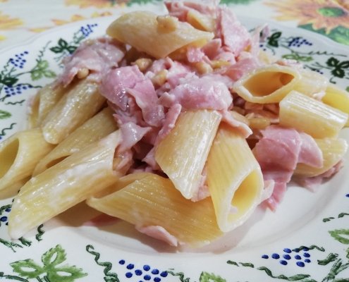 Pennoni rigati con prosciutto cotto, robiola e pinoli