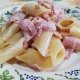 Pennoni rigati con prosciutto cotto, robiola e pinoli