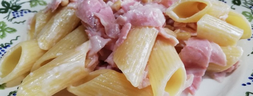 Pennoni rigati con prosciutto cotto, robiola e pinoli