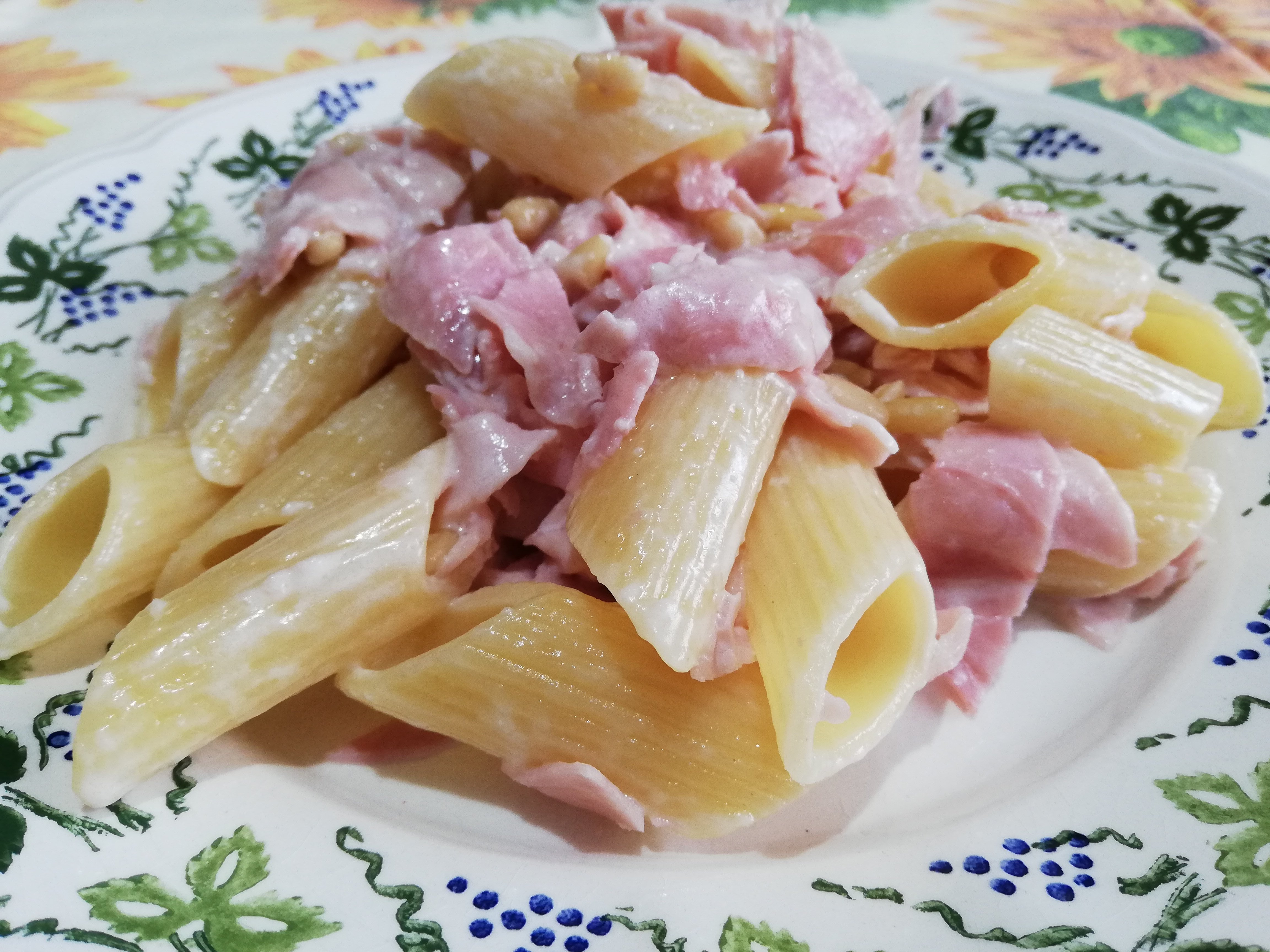 Pennoni rigati con prosciutto cotto, robiola e pinoli