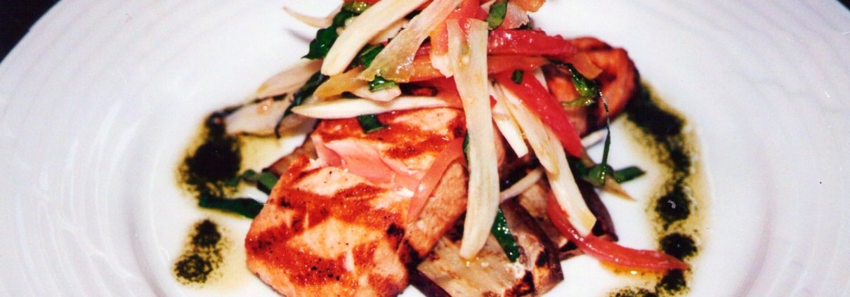 Salmone alla griglia con melanzane e finocchi