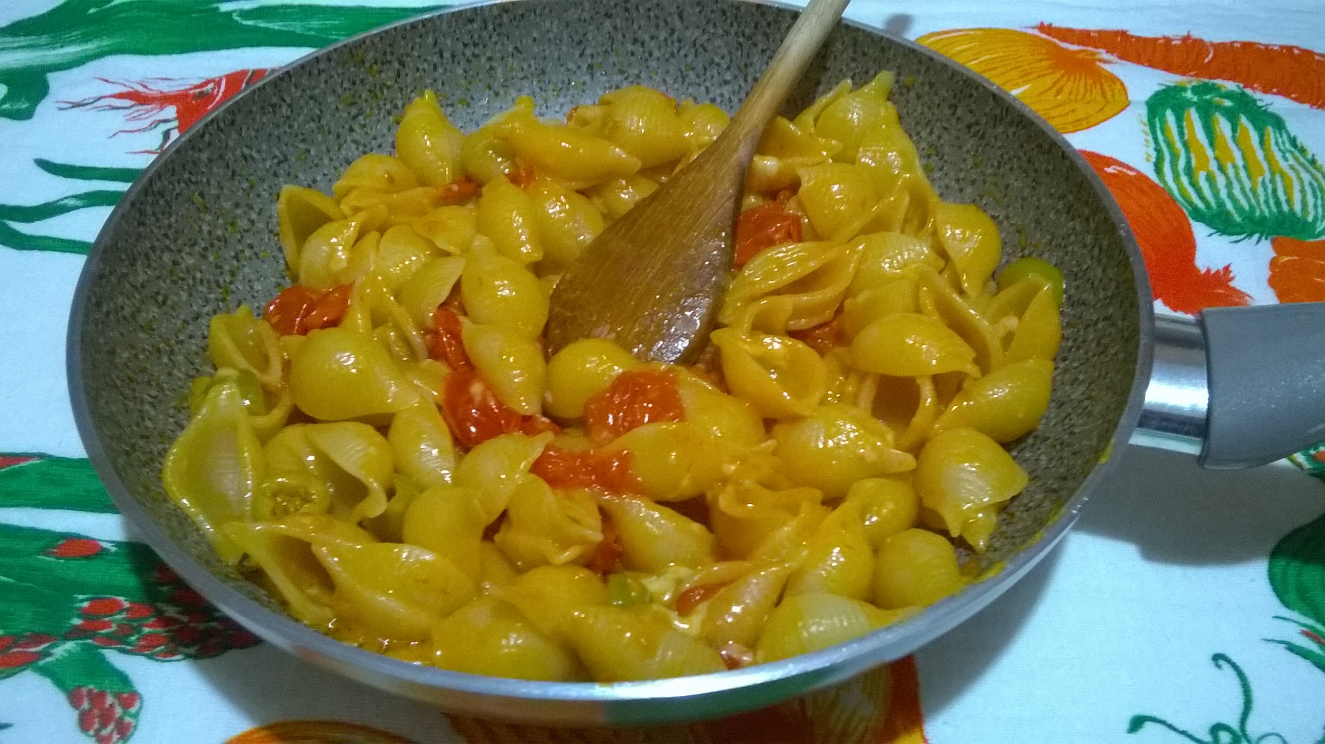 conchiglie pomodorini olive e formaggio filante