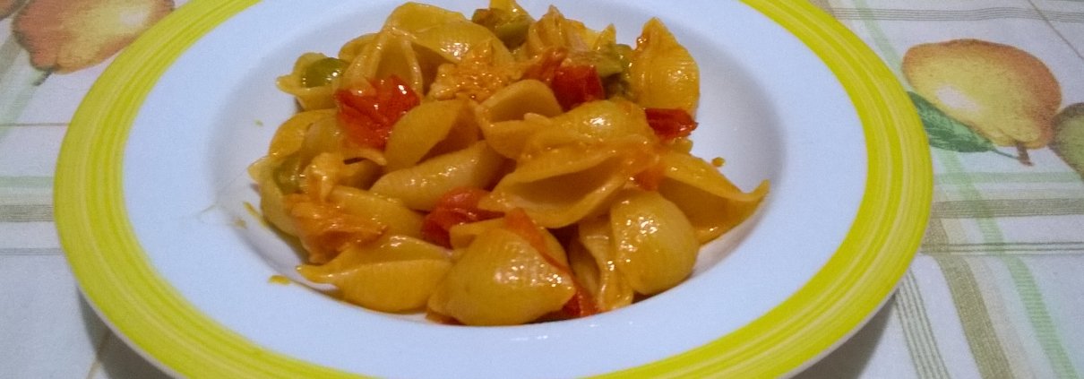 conchiglie pomodorini olive e formaggio filante