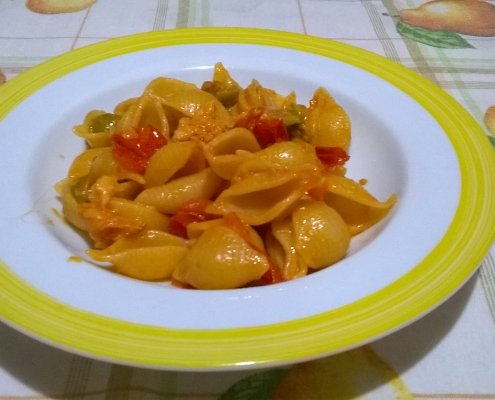 conchiglie pomodorini olive e formaggio filante