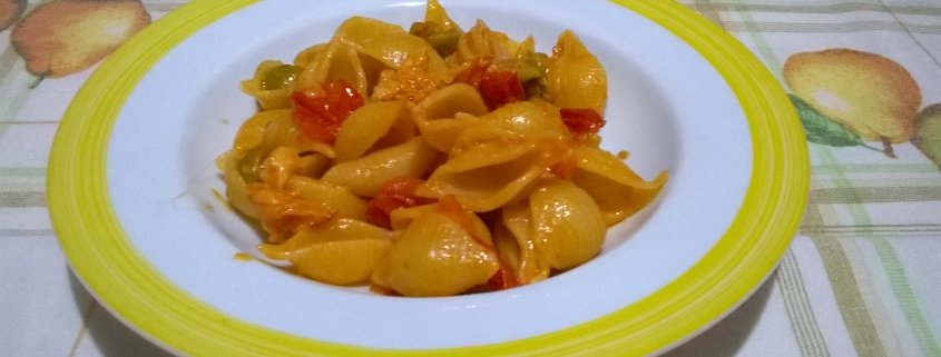 conchiglie pomodorini olive e formaggio filante