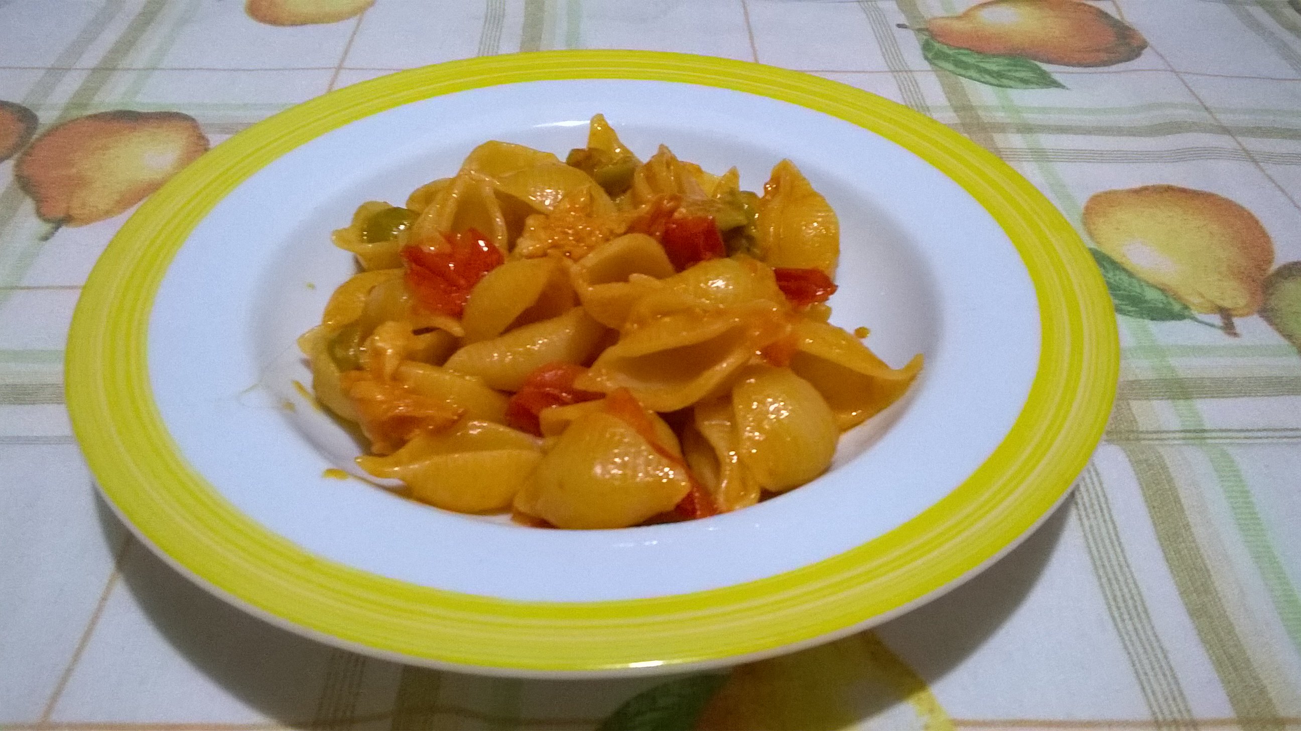 conchiglie pomodorini olive e formaggio filante