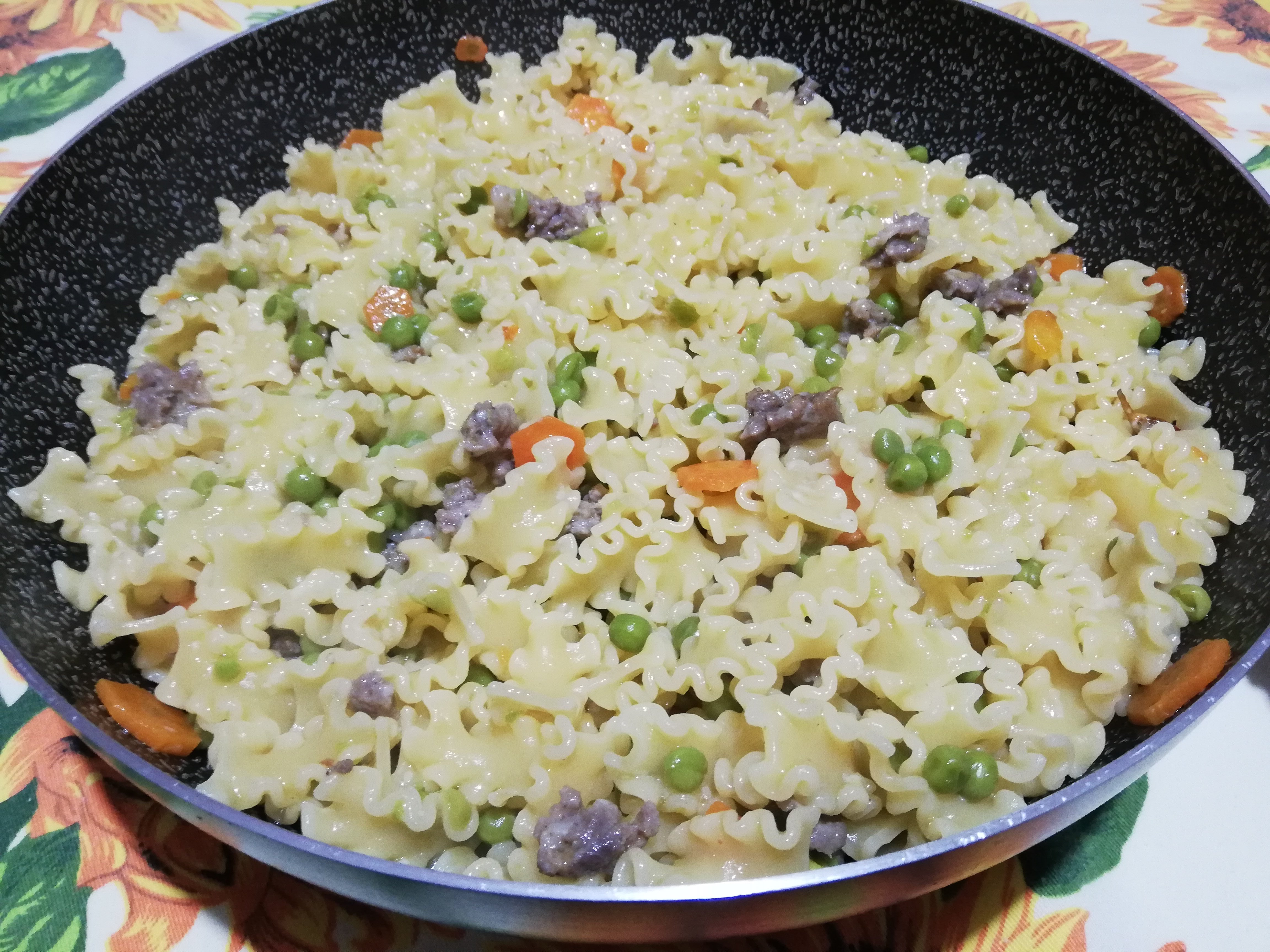 Pasta carote piselli e salsiccia