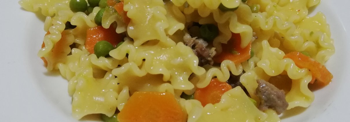 Pasta carote piselli e salsiccia
