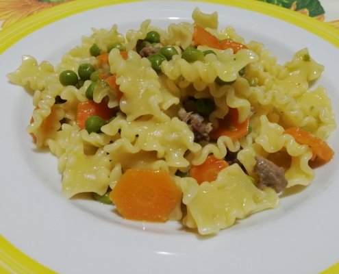 Pasta carote piselli e salsiccia