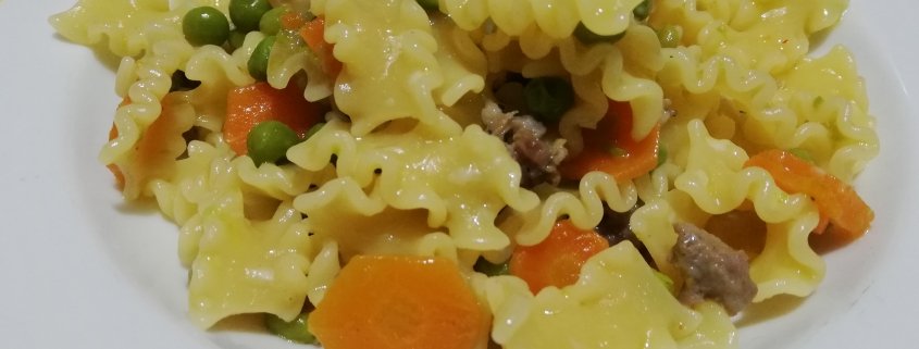 Pasta carote piselli e salsiccia