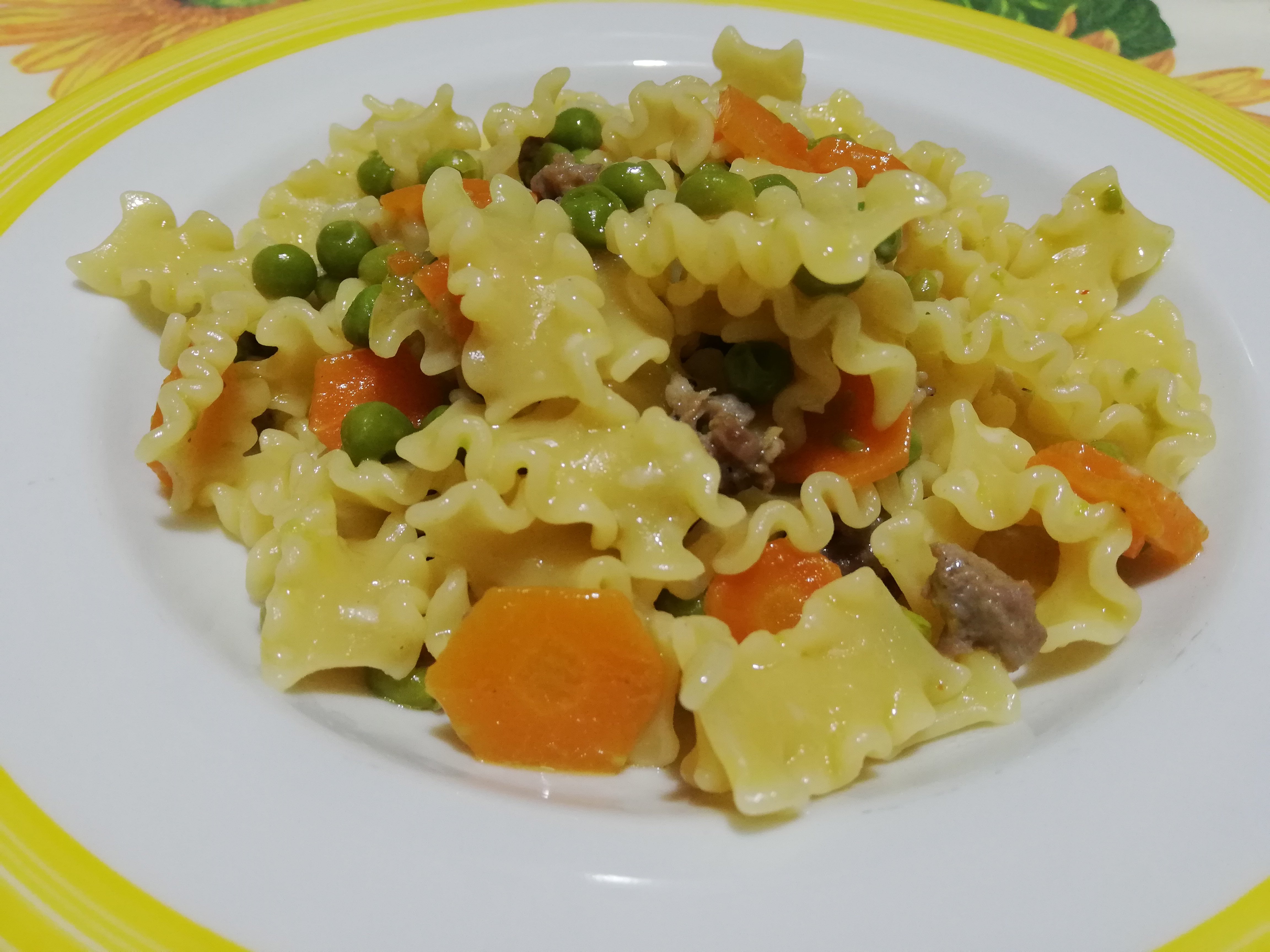 Pasta carote piselli e salsiccia