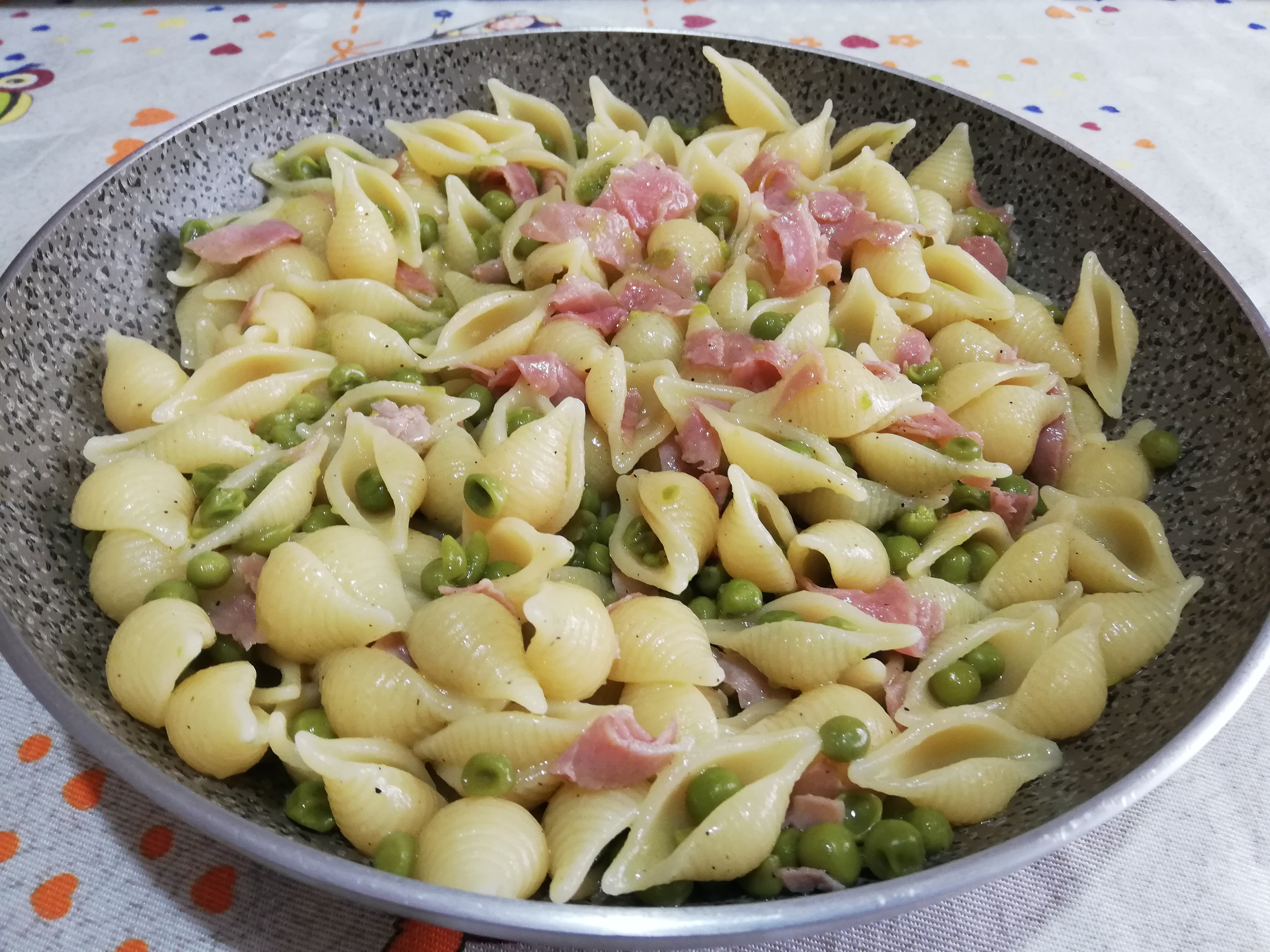 Conchiglie con piselli e prosciutto cotto