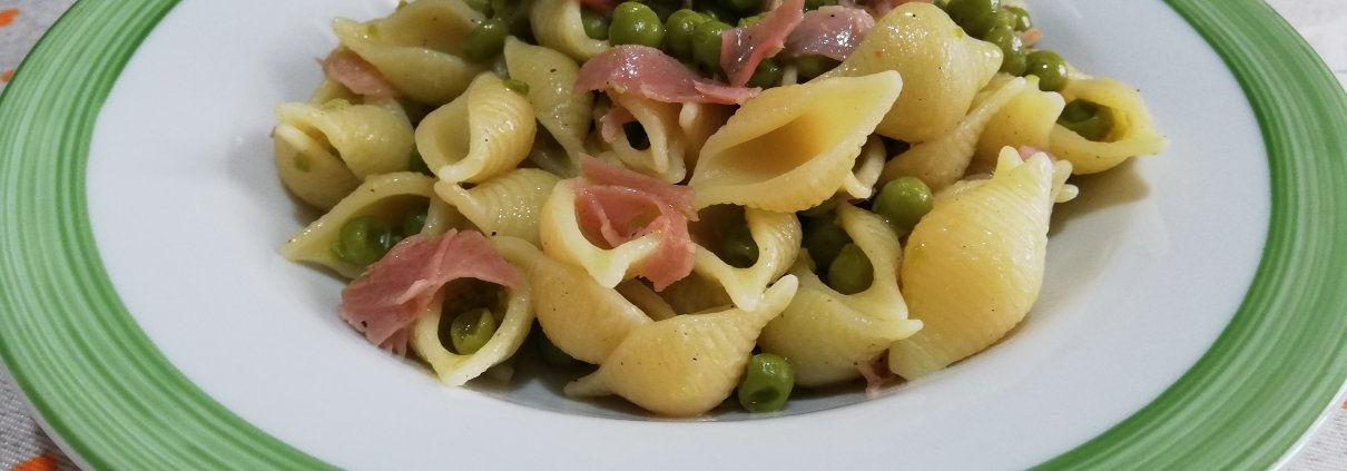 Conchiglie con piselli e prosciutto cotto