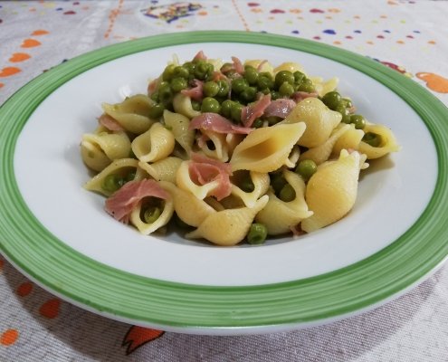 Conchiglie con piselli e prosciutto cotto