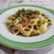 Conchiglie con piselli e prosciutto cotto