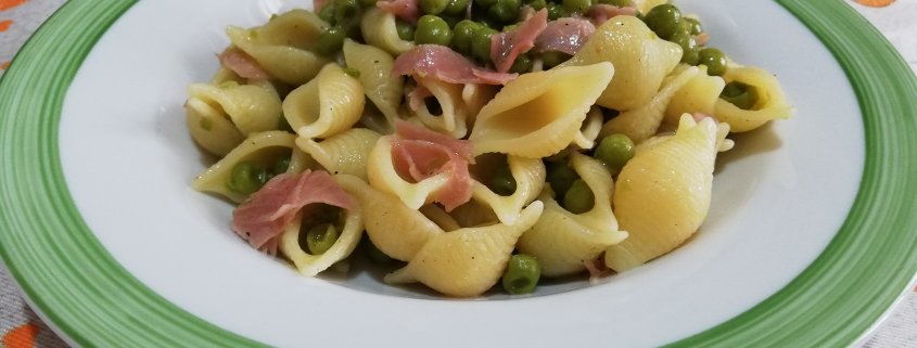Conchiglie con piselli e prosciutto cotto
