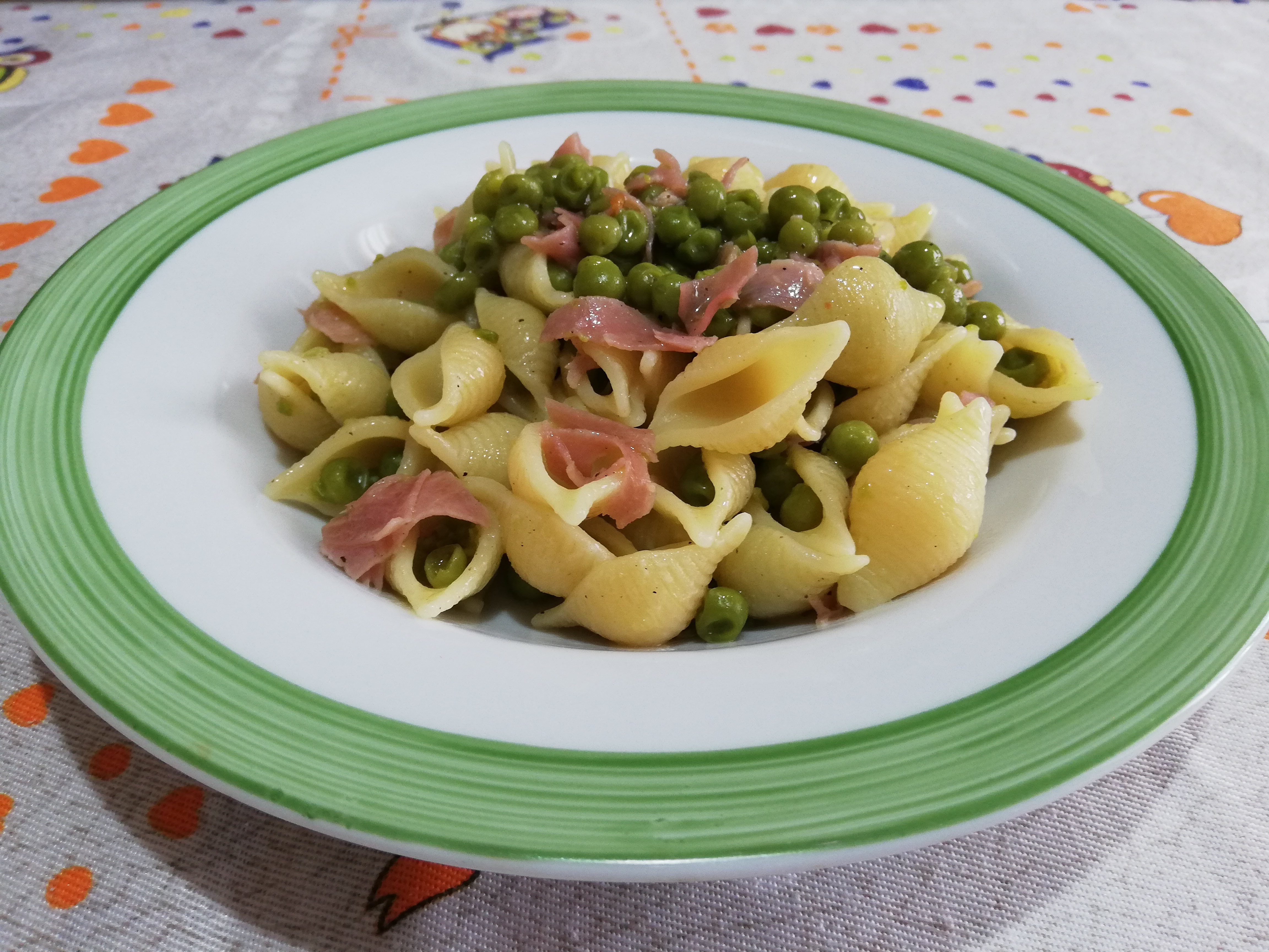 Conchiglie con piselli e prosciutto cotto