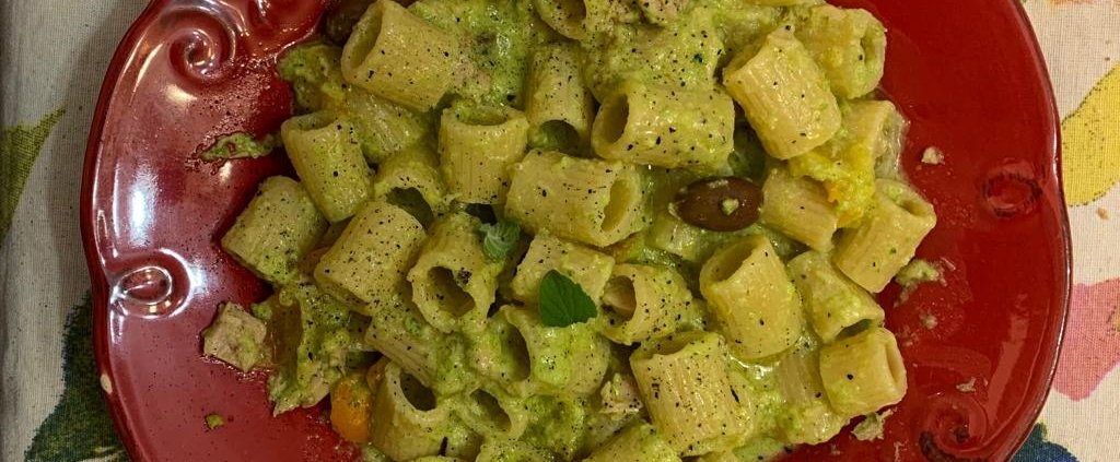 Mezze maniche al pesto ricco di zucchine