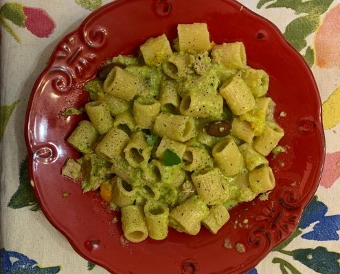 Mezze maniche al pesto ricco di zucchine
