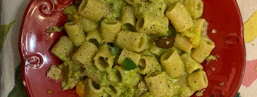 Mezze maniche al pesto ricco di zucchine