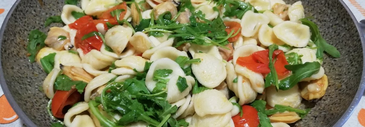 Orecchiette con vongole e rughetta