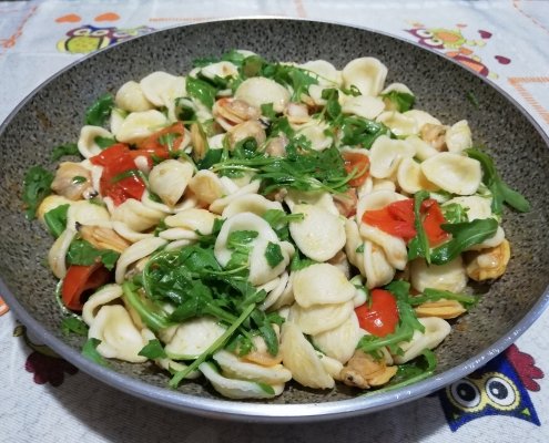 Orecchiette con vongole e rughetta