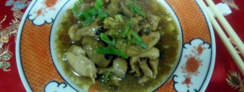 Pollo in salsa ai fagioli neri e funghi