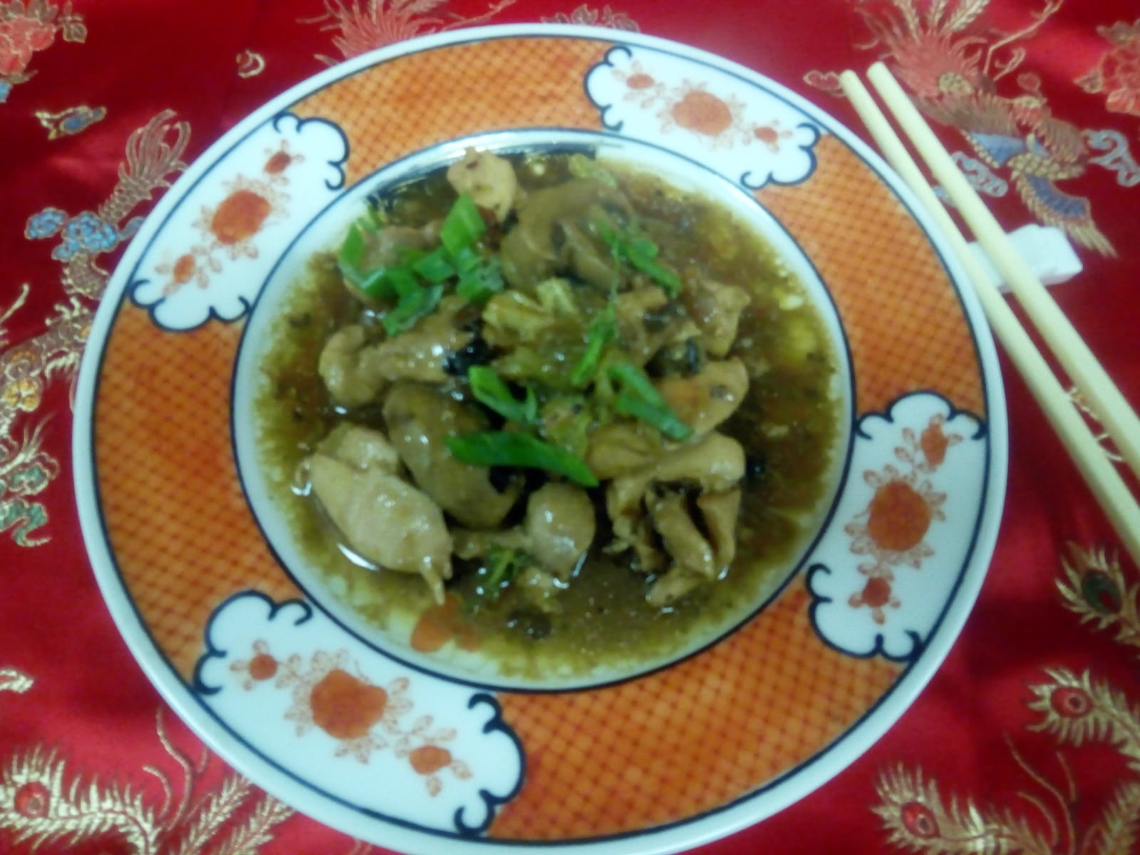 Pollo in salsa ai fagioli neri e funghi