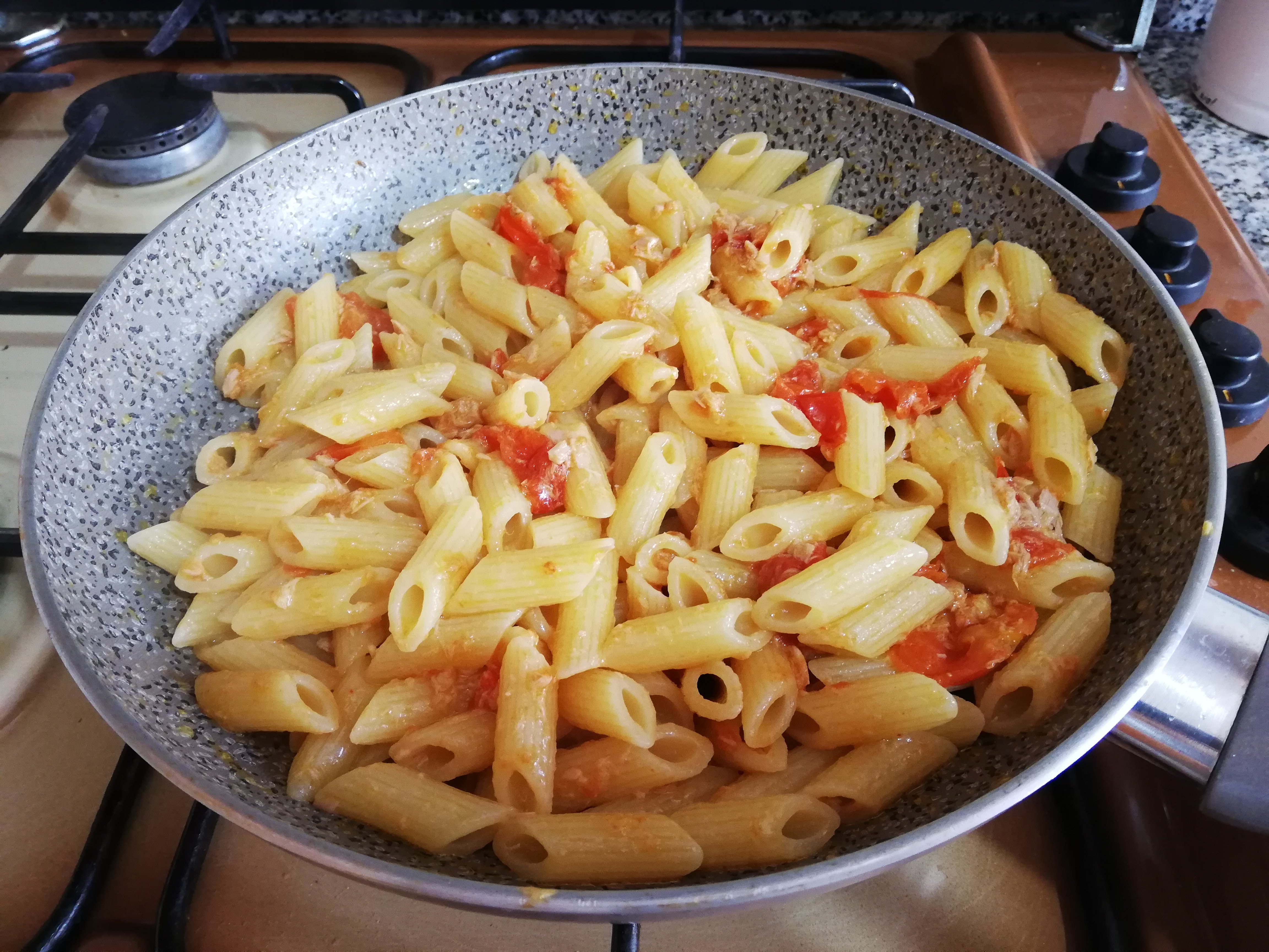 Pasta pomodorini e tonno