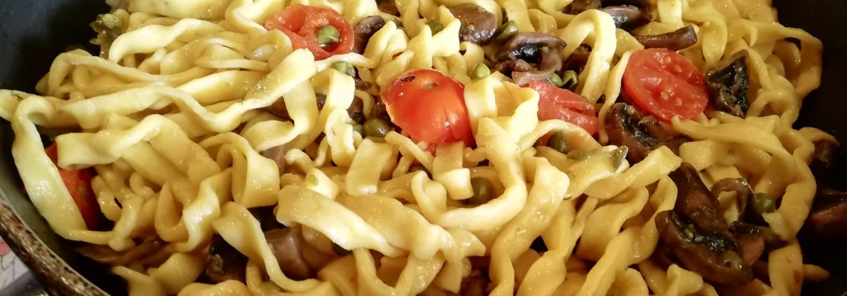 Fettuccine funghi piselli e pomodorini