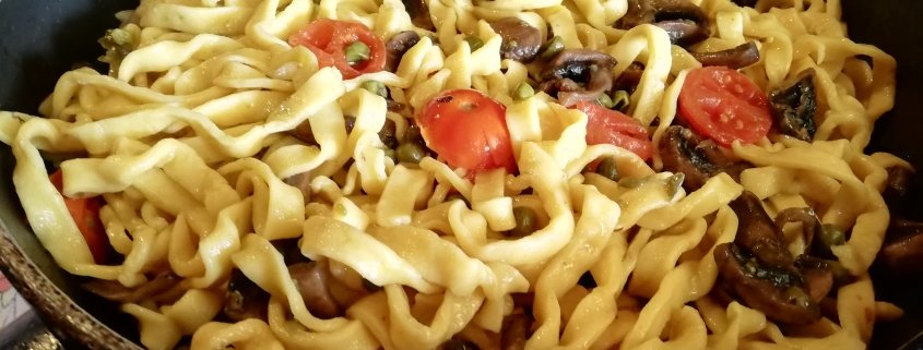 Fettuccine funghi piselli e pomodorini