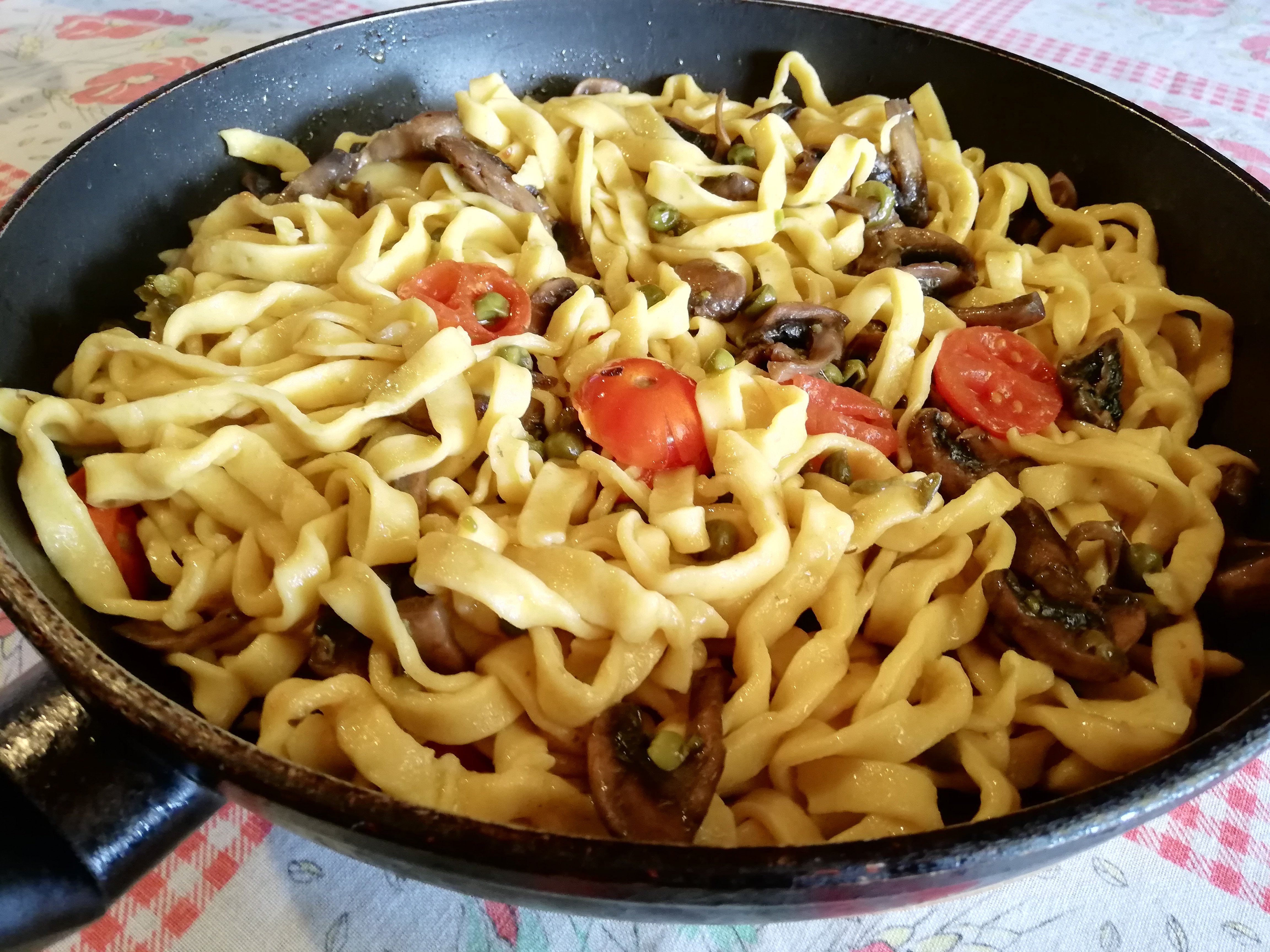 Fettuccine funghi piselli e pomodorini