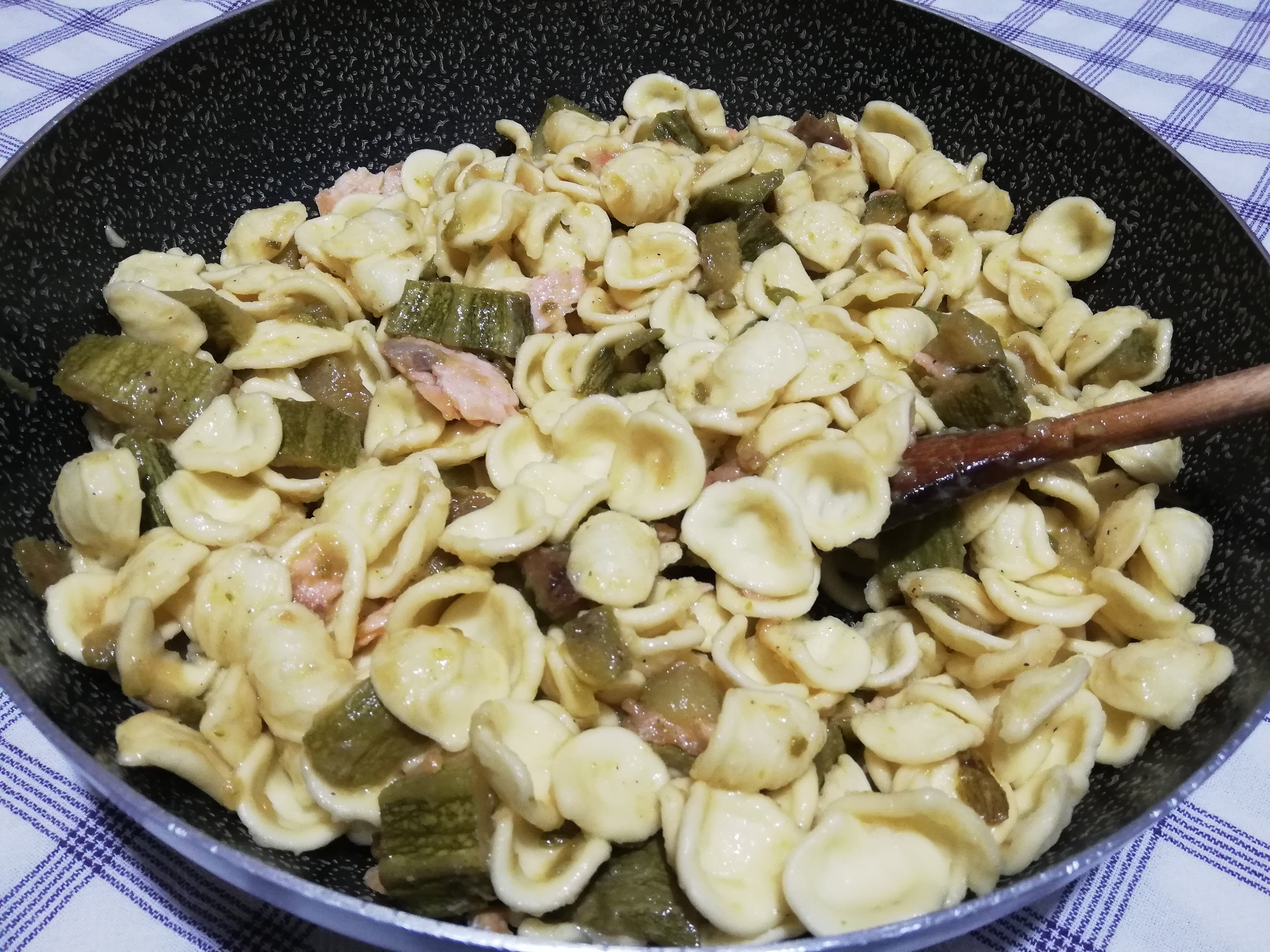 Orecchiette zucchine e salmone
