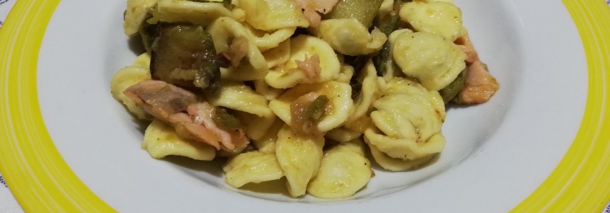 Orecchiette zucchine e salmone