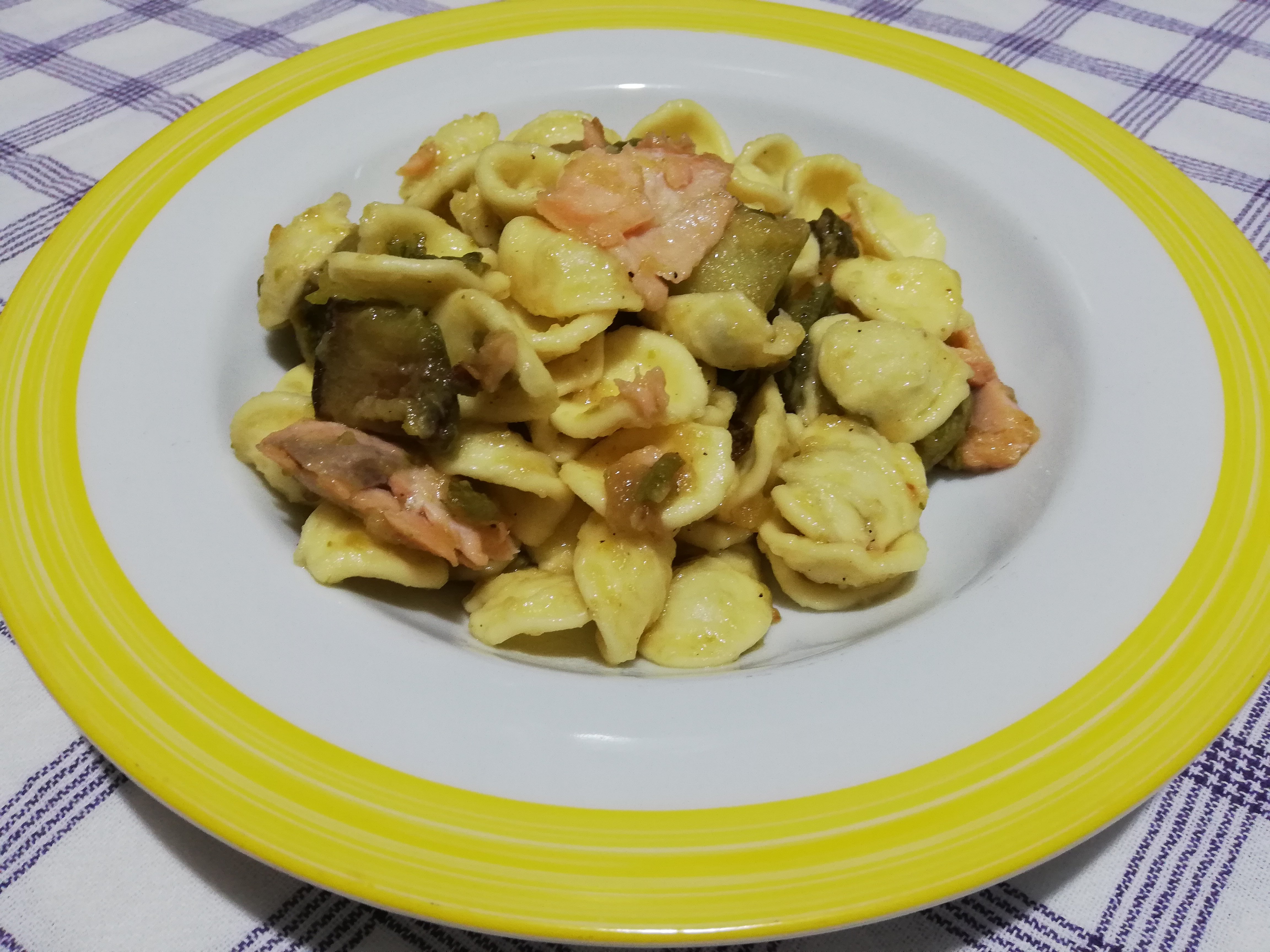 Orecchiette zucchine e salmone