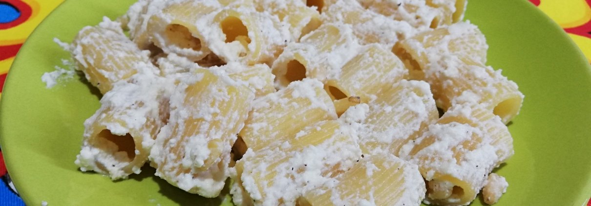 Pasta ricotta e pinoli