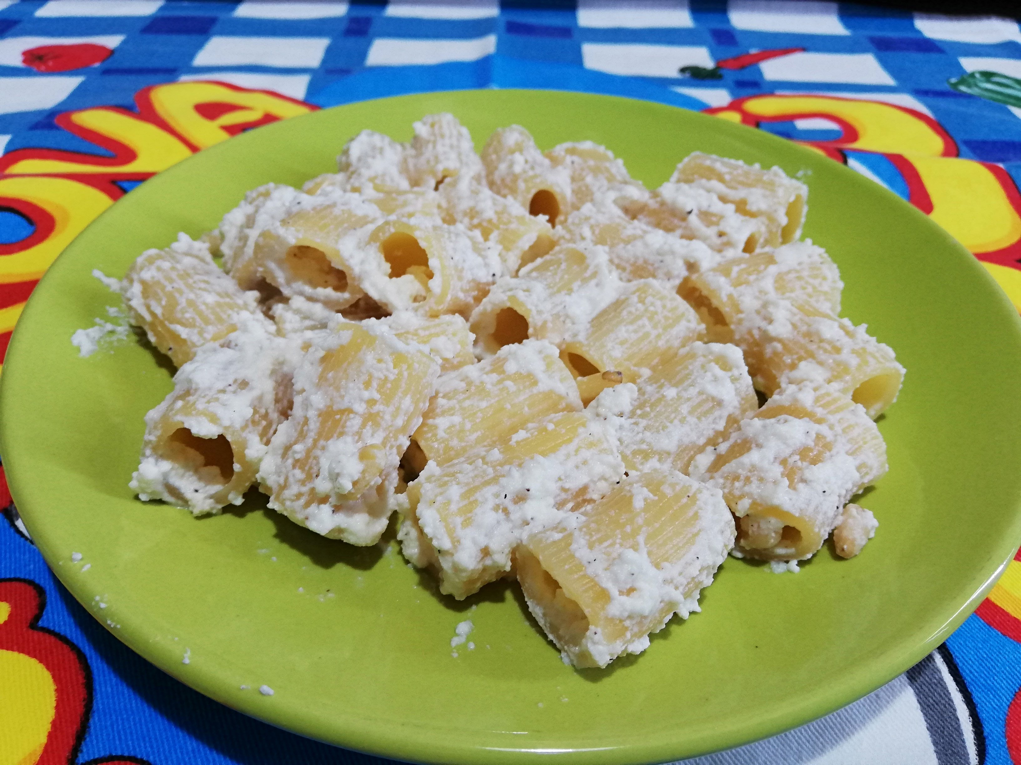 Pasta ricotta e pinoli
