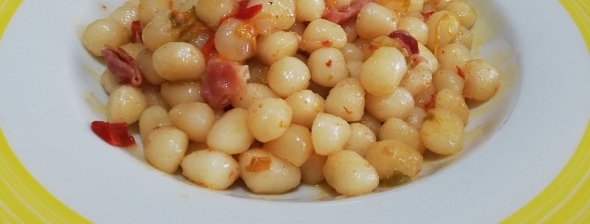 Chicche napoletane con fiori di zucca e speck
