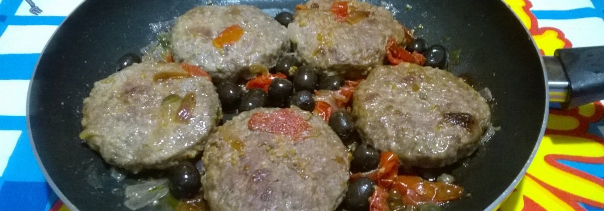 Hamburger con cipolla pomodorini e capperi
