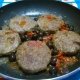 Hamburger con cipolla pomodorini e capperi