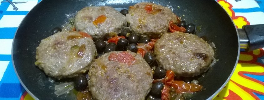 Hamburger con cipolla pomodorini e capperi