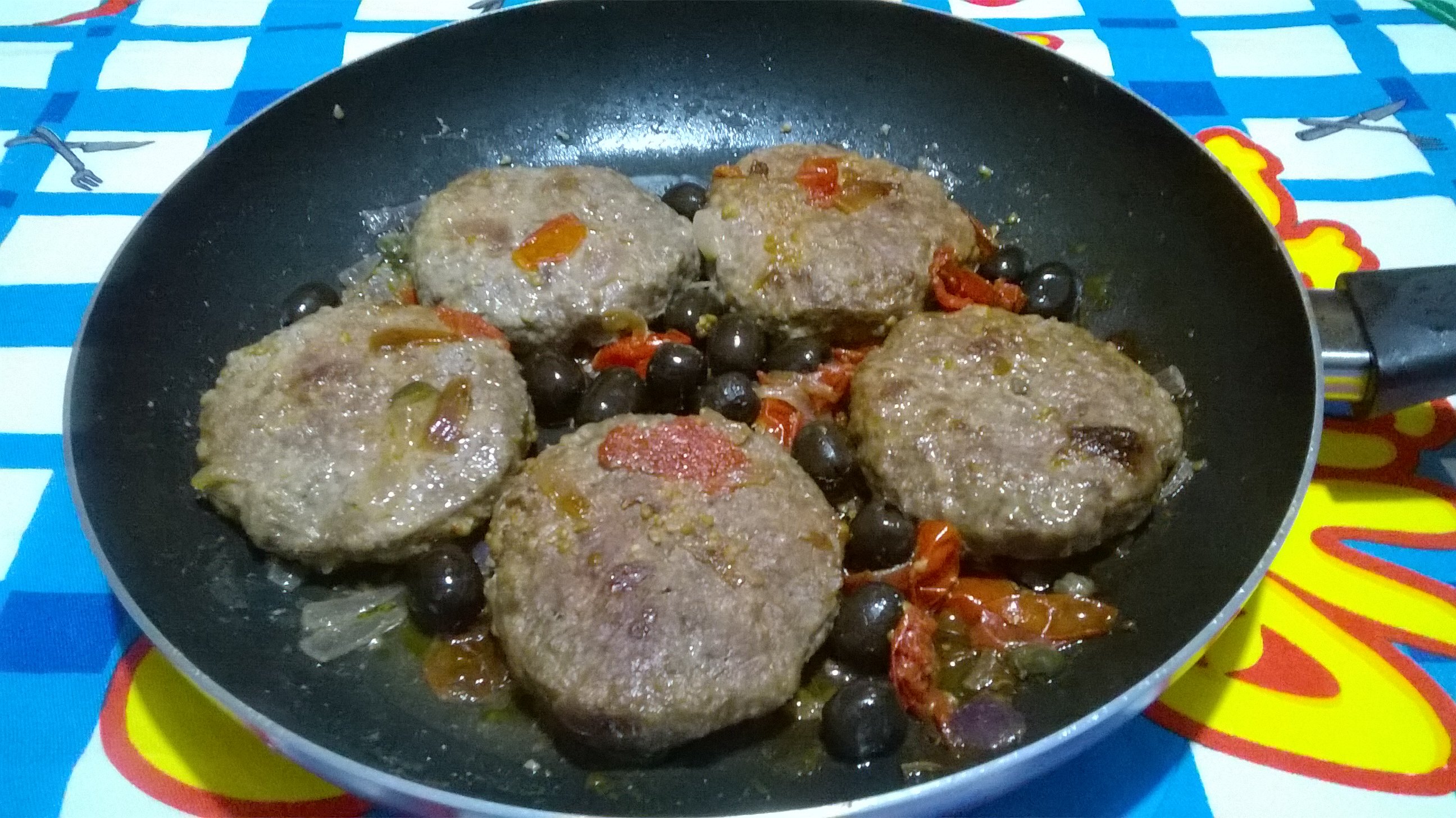 Hamburger con cipolla pomodorini e capperi