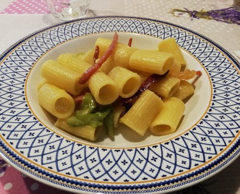 Mezze maniche asparagi e speck