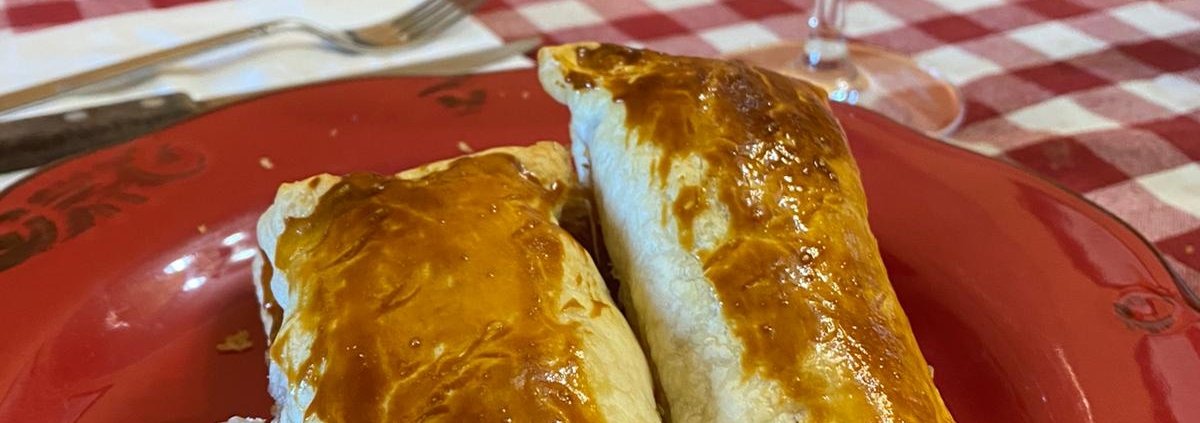 Fagottini di pasta sfoglia con speck e provola