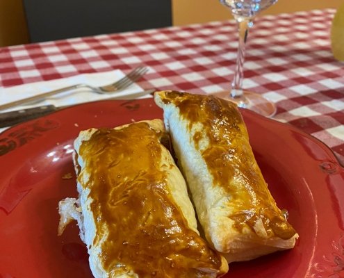 Fagottini di pasta sfoglia con speck e provola
