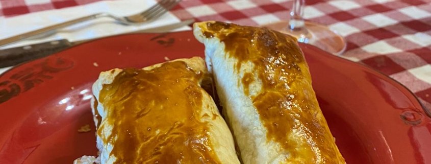 Fagottini di pasta sfoglia con speck e provola