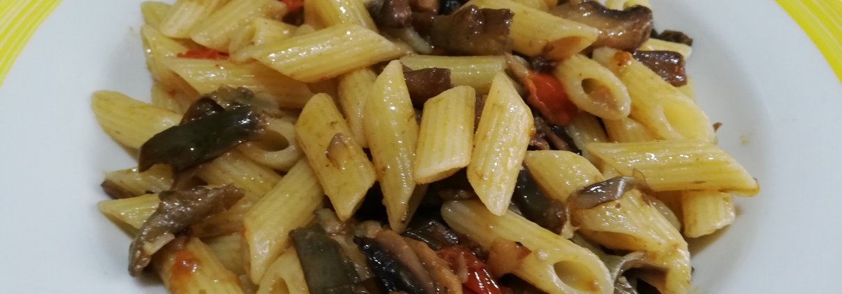 Pennette con funghi carciofi pomodorini e guanciale