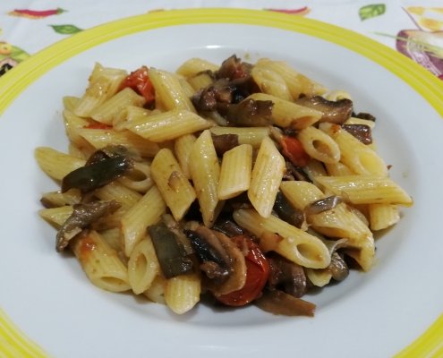 Pennette con funghi carciofi pomodorini e guanciale