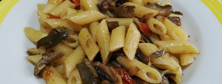 Pennette con funghi carciofi pomodorini e guanciale
