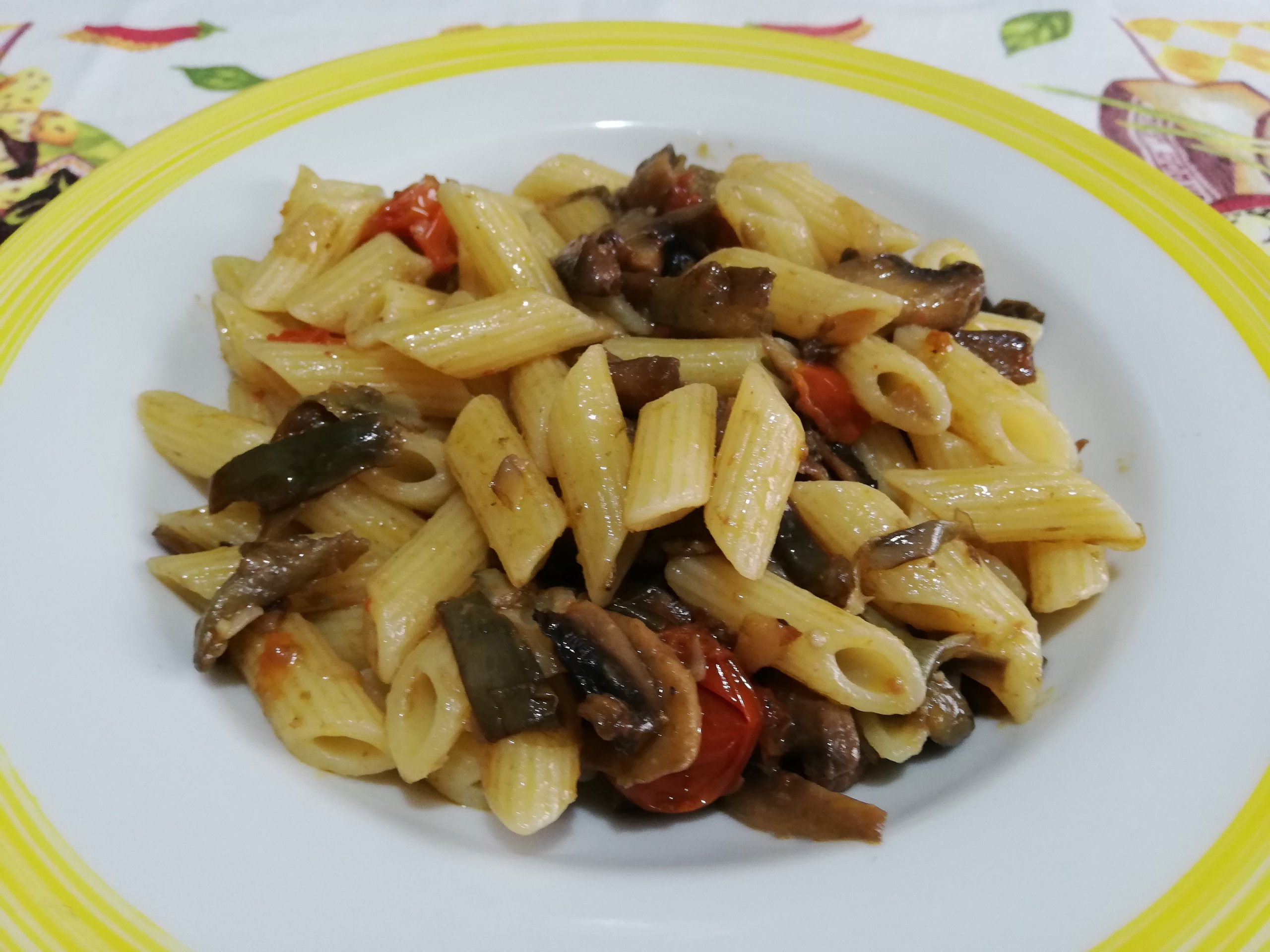 Pennette con funghi carciofi pomodorini e guanciale